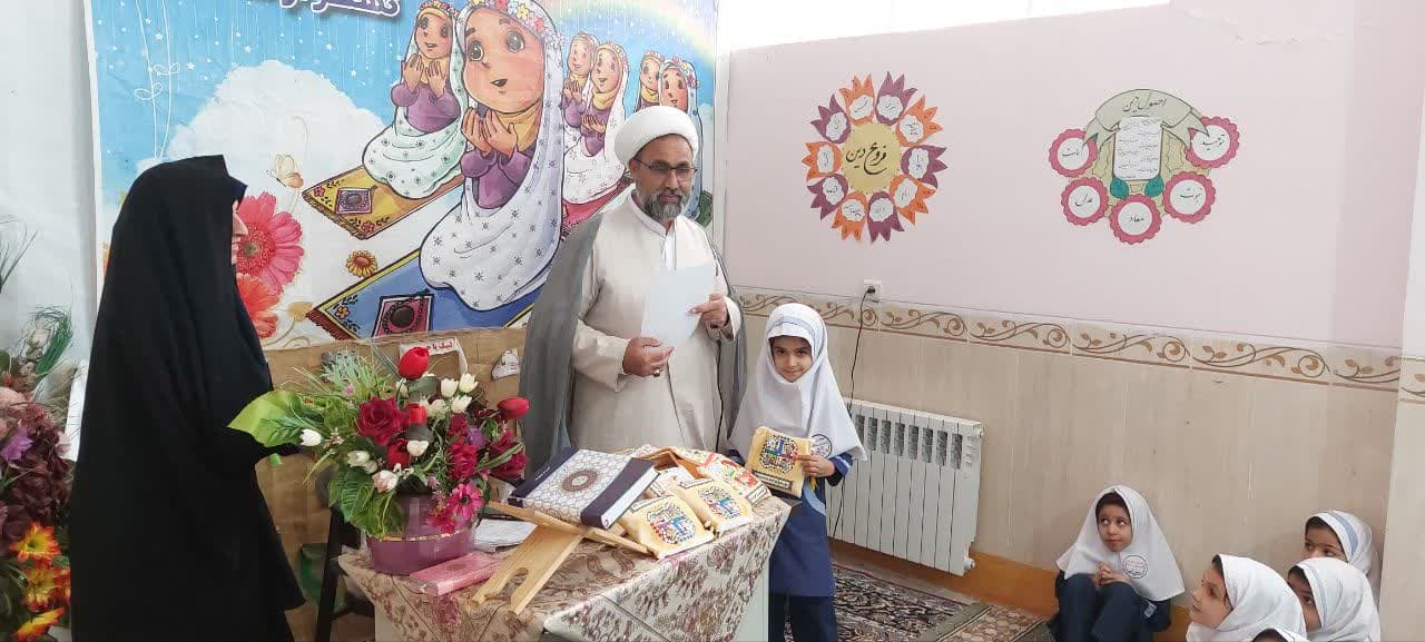 تجلیل از ۲۳ نفر ازدانش اموزان برگزیده در  طرح سه دقیقه ای نور 