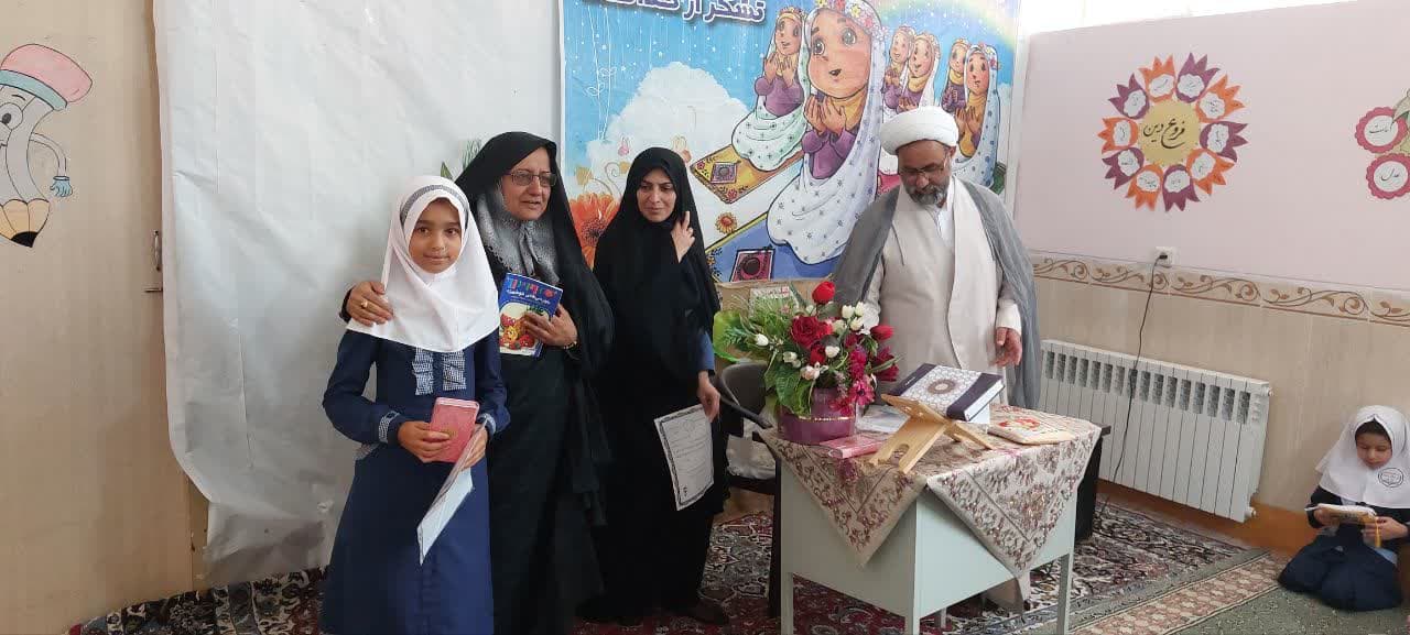 کسب رتبه اول حفظ قران توسط زینب حاتمی در سطح شهرستان وتجلیل ازاین دنش اموز عزیز 