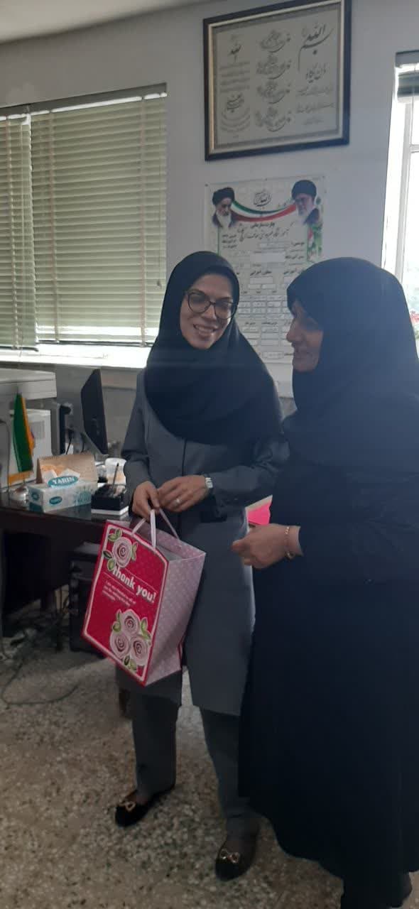 تجلیل از خانم حسینی فعال در برگزاری نماز جماعت وامور مدرسه